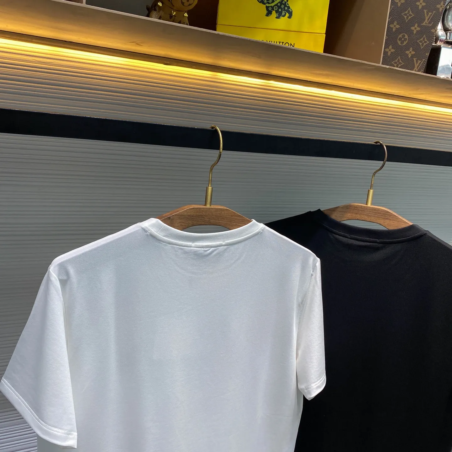 BC 26SS spring and summer New Arrival lightweight mercerized Breathable cotton round neck short T-shirt, men's Classic badge embroidered casual pullover short-sleeved T-shirt! Trading company channels are rare and available on the official website simultaneously! The BC New Arrival Men's Series is like a carefully crafted work of art, perfectly integrating fabrics, designs and styles, showing unparalleled fashion charm! This T-shirt is made of custom-made light mercerized Breathable cotton. When you touch it gently, the delicate touch will instantly come from your fingertips. It is so soft that you can't put it down! The fabric has been treated with a special process, and the surface presents a soft mercerized texture! The unique mesh structure makes it have excellent breathability. Even in the hot summer, you will not feel stuffy or restrictive when wearing it! Whether it is daily wear or running, you can always enjoy a comfortable wearing experience! The Classic badge embroidery on the chest outlines a unique pattern with simple yet advanced lines. Each embroidery line is precise and smooth, as if it was carefully painted by an artist with delicate brushstrokes! The stitching of the embroidery is delicate and even, without any flaws, showing the exquisite craftsmanship! The well-fitting version is neither too loose and bloated, nor too tight to make you feel restrictive. This just-right version can perfectly fit the body curves and show off the wearer's figure advantages! Black/White, two colors available! Size: S-XXL S size: Shoulder width 45cm - Bust circumference 104cm - Clothing length 67cm M size: Shoulder width 46cm - Bust circumference 108cm - Clothing length 68cm L size: Shoulder width 47cm - Bust circumference 112cm - Clothing length 69cm Size recommendation (standard version): Height 174-140 pounds, try on size M, which is suitable! For boys weighing less than 133 pounds, choose size S, between 133-145 pounds, choose size M, between 145-158 pounds, choose size L, between 158-172 pounds, choose size XL, and between 172-185 pounds, choose size XXL! All girls can choose size S!